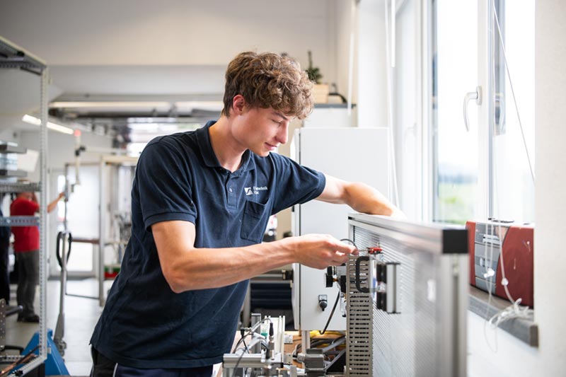 Auszubildender bei der Montage und Verdrahtung von Steuerungstechnik im Schaltschrankbau