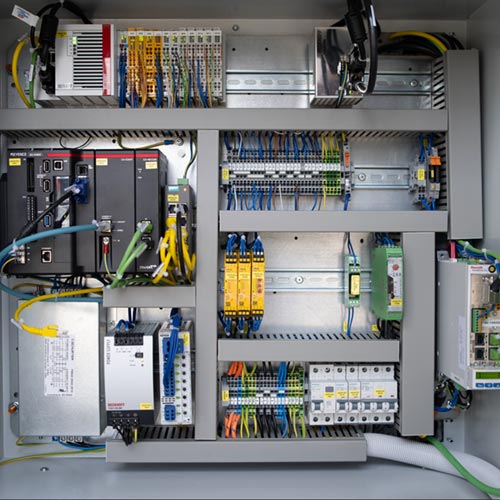 Verdrahteter Schaltschrank im industriellen Steuerungsbau